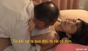 Người phụ nữ trẻ đẹp với mái tóc dài và tất đen, đôi chân dài, đang quan hệ tình dục theo nhiều tư thế khác nhau, với biểu cảm gợi cảm