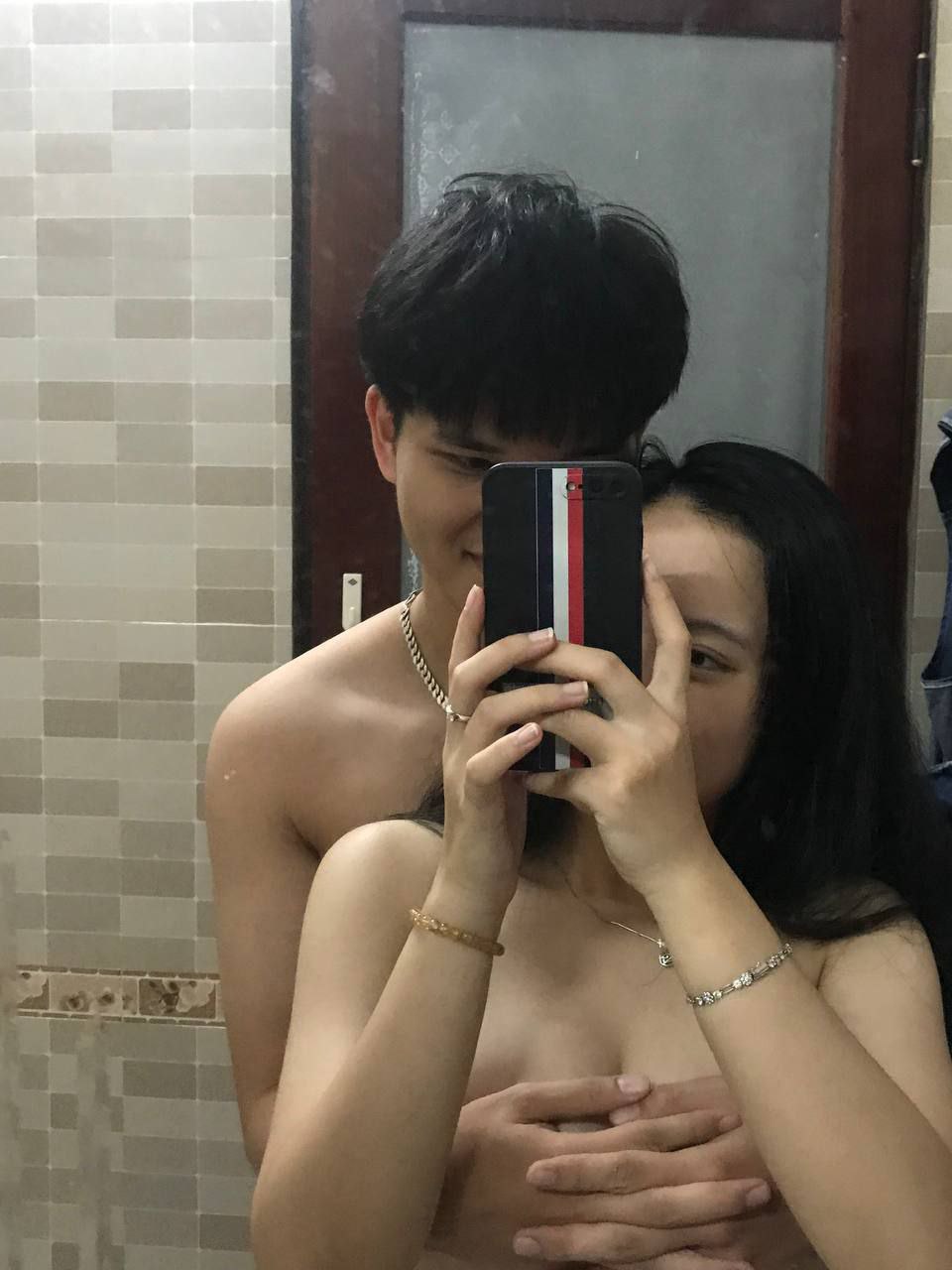Một lần cô ấy ra trận và quan hệ tay ba